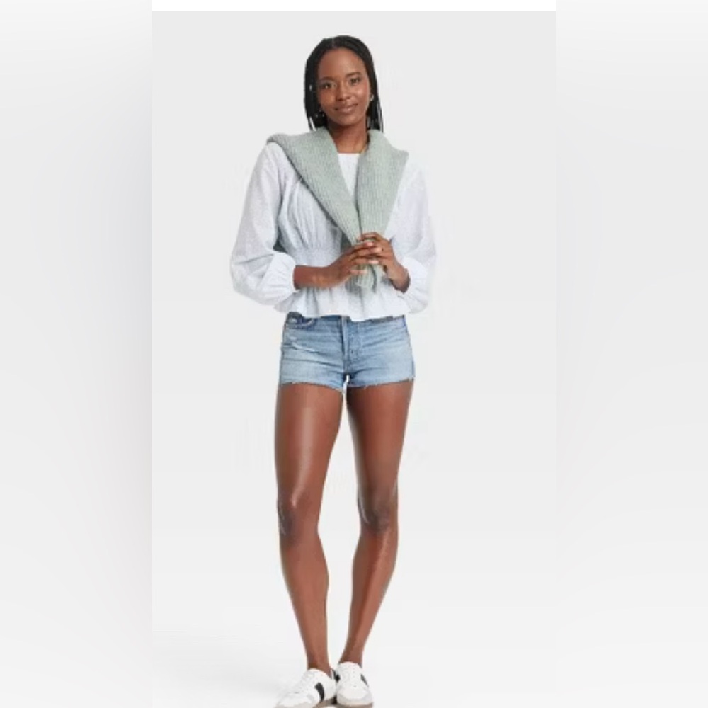 NWT Women's High-Rise Cutoff Mini Jean Shorts - Universal Thread™ Light Wash, 6 - Picture 4 of 13
